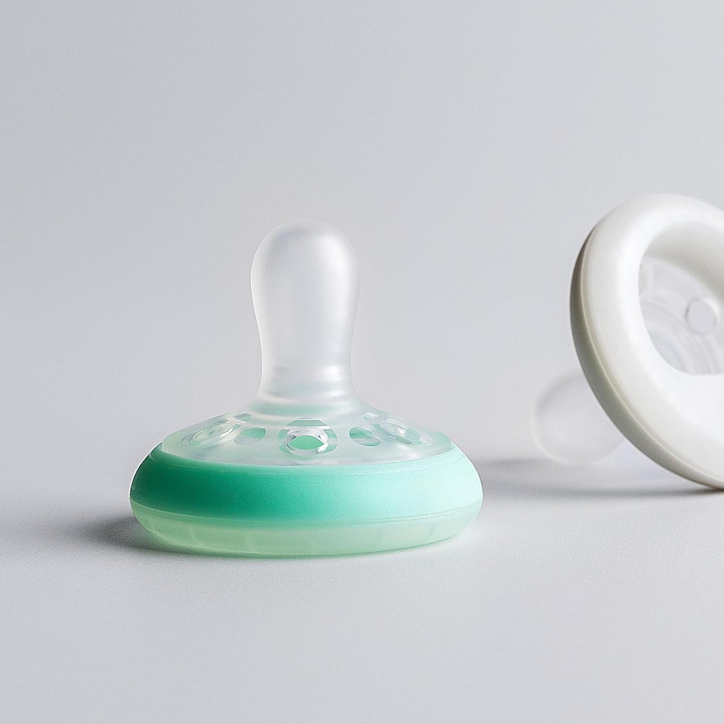 Tommee Tippee Breast-Like pacifier, 0-6m, Pack of 2 - Mint, Glow in the Dark
