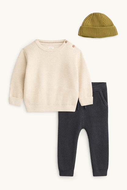 Baby knit outfit